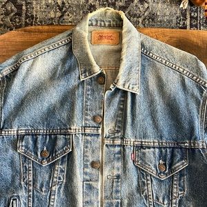 Vintage Levi’s jacket! With side hand pockets good condition!!